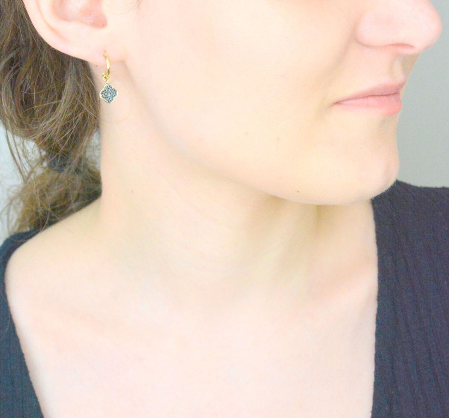 Kolczyki złote damskie wiszące koniczyny z czarnymi diamentami. Kolczyki złote kółka z koniczynką 0,15ct72 black 0067580011. Kolczyki złote koniczyna 1.jpg